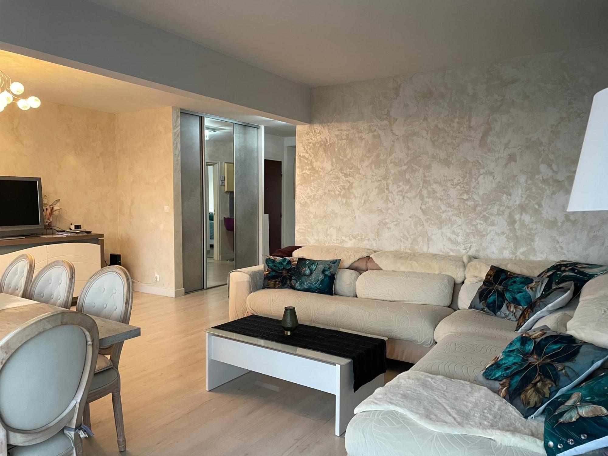 Bel Appartement Lumineux De 100M2 6 Places 3 Chambres Au 3E Etage Avec Ascenseur -A 5Mn A Pied Du Parc Des Expositions Congres De Dijon Et Eng Et 10Mn Du Centre Ville Place Parking Devant L'Immeuble المظهر الخارجي الصورة